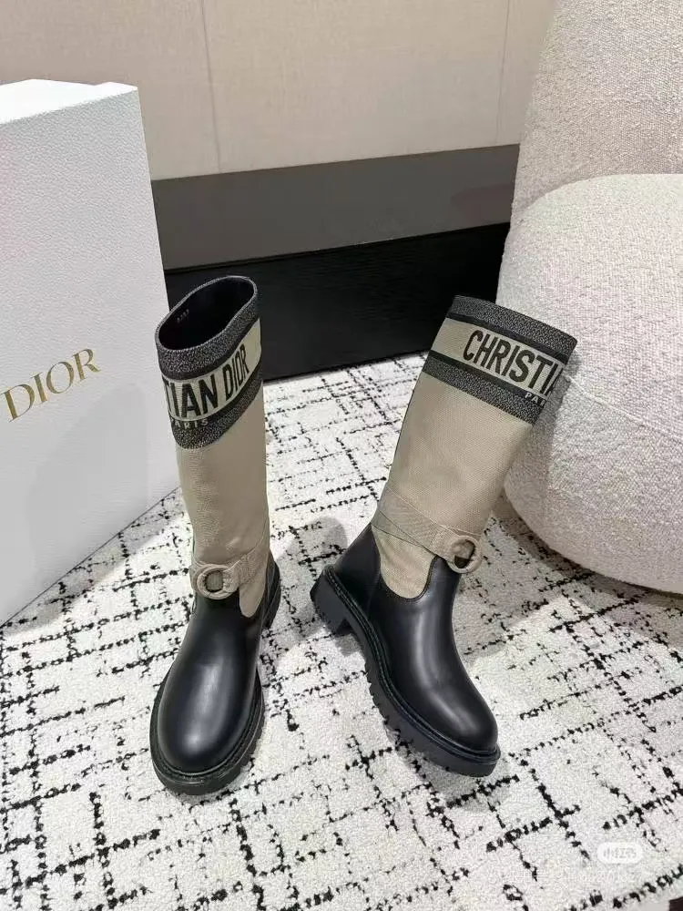 👟👟Ex-factory price 600👟👟, Dior embroidered graffiti boots, regardless of season or outfit, can be easily worn in various occasions. Putting on this pair of Dior embroidered boots is like stepping into a fashion universe full of art. This pair of boots was born in the 2013 autumn and winter series. It breaks the rules and does not follow the trend of pursuing gorgeousness. Instead, it tells the brand's dedication to quality with a low-key and deep luster. The square toe design abandons the sharp edge and adds a bit of mature and stable temperament. Whether it is paired with an elegant long skirt or a smart trousers, it can be easily controlled without any sense of violation.   The most eye-catching thing is the exquisite embroidery on the boots. Every stitch and thread is the hard work of craftsmen, and it is the perfect fusion of traditional craftsmanship and modern design. These embroideries are not simple decorations, but lively stories that slowly unfold on the uppers of the boots, giving these boots a unique soul. Wearing it, you are not only showing your fashion sense, but also demonstrating your ultimate pursuit of quality of life. Every step you take shows Dior's unique elegance and confidence.  Material: First-layer cowhide + sheepskin lining + rubber non-slip outsole Number of yards: 35-40 yards Color: black apricot